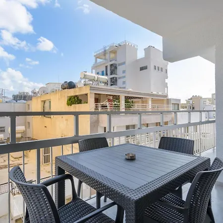 2-br By Finikoudes Λάρνακα