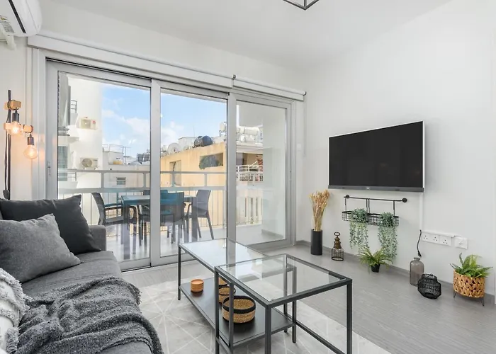 2-br By Finikoudes *