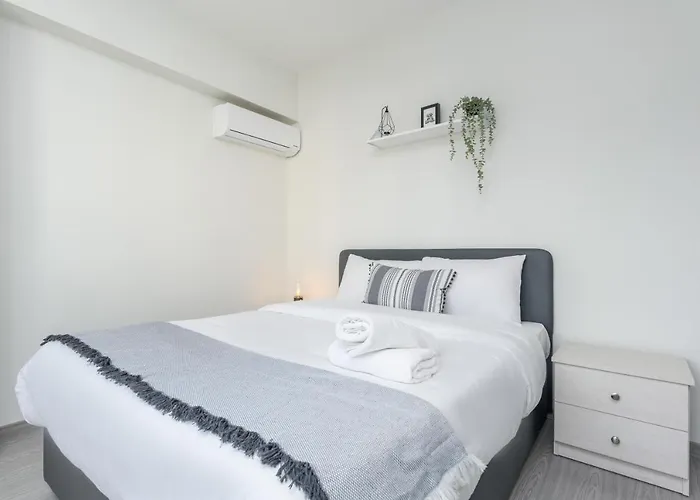 2-br By Finikoudes Apartmán *